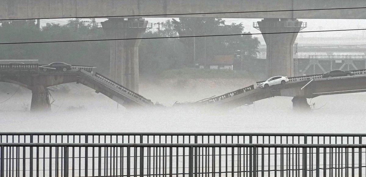 Mưa lớn khiến cầu Xiaoqinghe ở thủ đô Bắc Kinh bị sập một phần hôm 1/8.