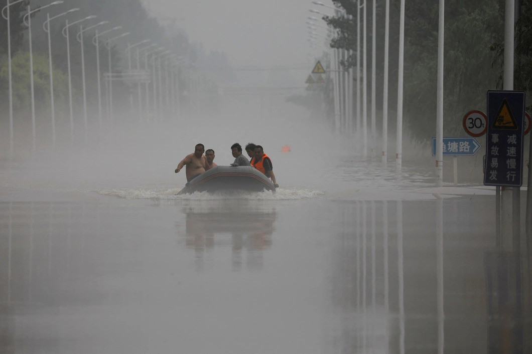Đường phố ở tỉnh Hà Bắc (Trung Quốc) ngập trong nước. (Ảnh: Reuters)