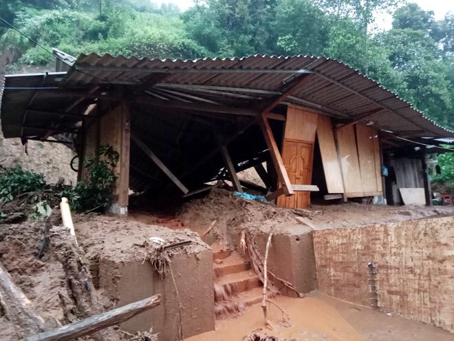 Mưa lớn gây sạt lở đất làm thiệt hại nặng nề nhiều ngôi nhà ở các xã Hồ Bốn, Khao Mang. (Ảnh: Báo Yên Bái)