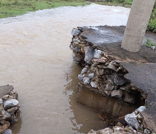 Một số cột điện tại tỉnh Lai Châu bị mưa lũ gây sát lở nghiêm trọng. (Ảnh: EVN)