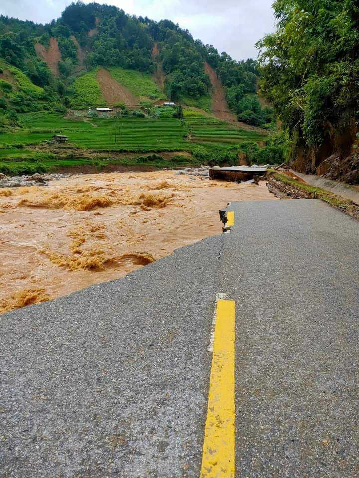 Do ảnh hưởng của mưa lớn, Quốc lộ 32 đoạn từ Km324+ 400 đến Km 329, đoạn đi qua địa phận xã Khao Mang, Hồ Bốn, huyện Mù Cang Chải (Yên Bái) có gần 100 điểm sạt lở, trong đó có 3 vị trí mất đường, mỗi vị trí dài khoảng 100m.