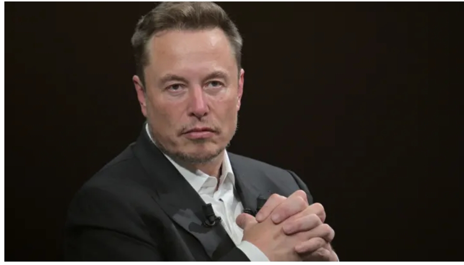 Giám đốc điều hành của SpaceX, Twitter và nhà sản xuất ô tô điện Tesla, Elon Musk, đang nhìn khi ông phát biểu trong chuyến thăm của ông tại hội chợ đổi mới và khởi nghiệp công nghệ Vivatech tại trung tâm triển lãm Porte de Versailles ở Paris. Ảnh Alain Jocard | afp |