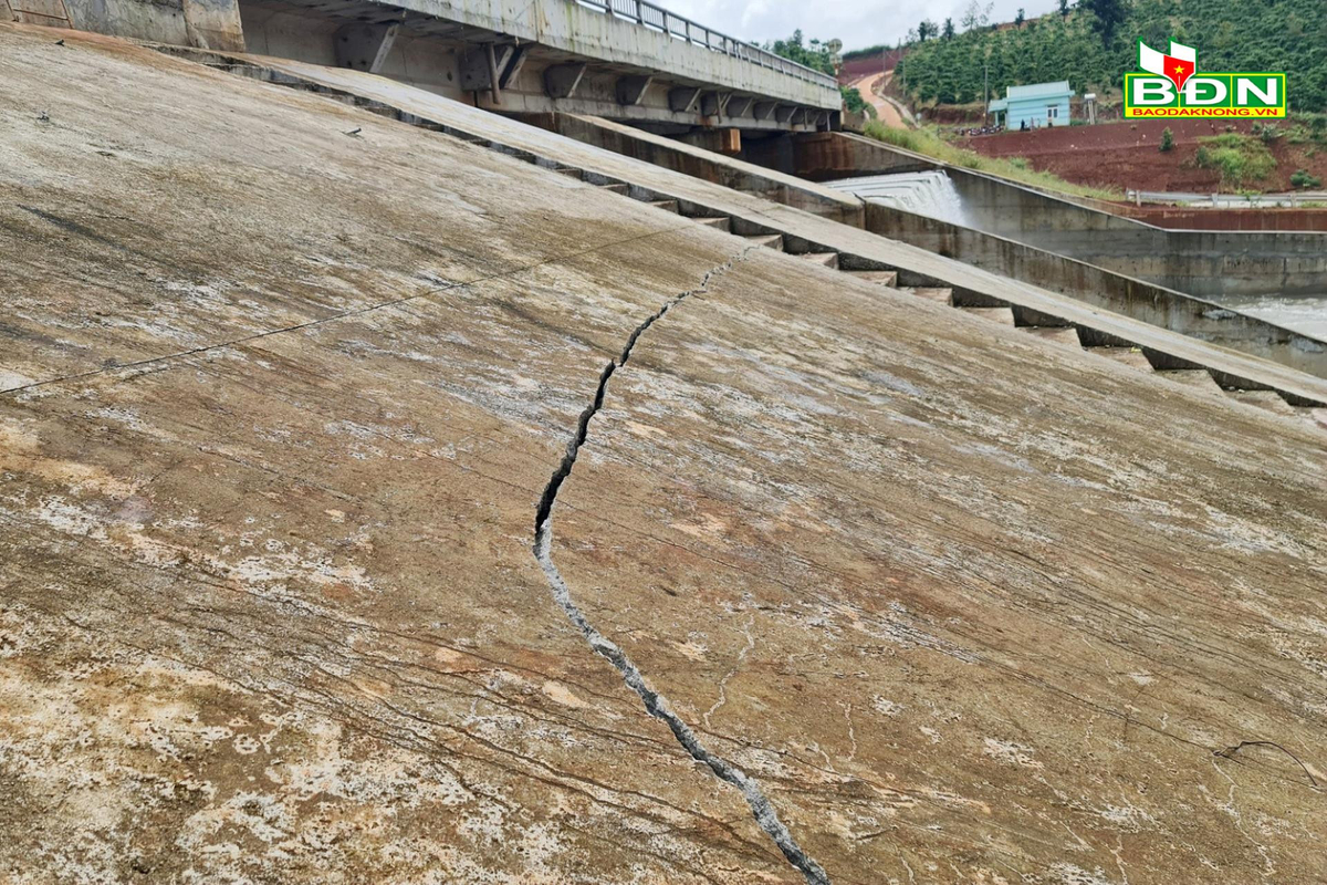 Đập bê tông hồ chứa nước Đắk N'ting, xã Quảng Sơn (Đắk Glong) bị nứt. (Ảnh: Báo Đắc Nông)