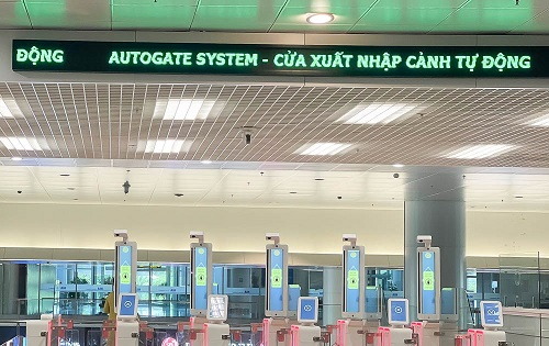 Hệ thống cổng kiểm soát tự động tại Cửa khẩu cảng hàng không quốc tế Nội Bài. (Ảnh Cục Quản lý xuất nhập cảnh - Bộ Công An)