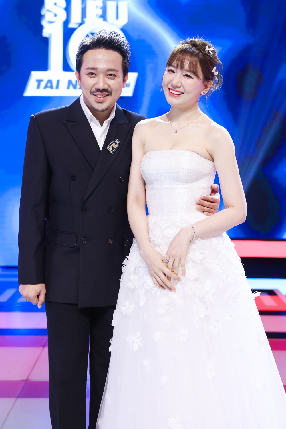 Trấn Thành - Hari Won làm giám khảo show “Siêu tài năng nhí” mùa 4.