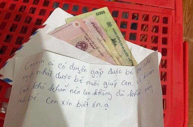 Mảnh giấy kèm theo số tiền người thân bé gái để lại.