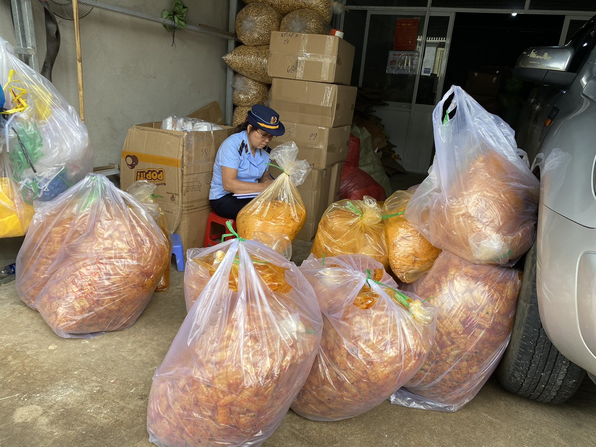 Hơn 100kg bánh tráng trộn không rõ nguồn gốc, xuất xứ, trên bao bì không ghi ngày sản xuất, hạn sử dụng được bày bán công khai tại cơ sở kinh doanh. Ảnh TCQLTT