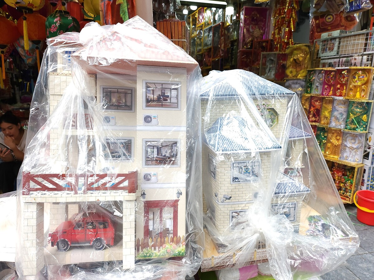 Các mẫu nhà giấy đa dạng, giá từ 150.000 đồng vẫn là mặt hàng bán nhiều nhất trong những ngày cận kề rằm tháng 7 trên phố Hàng Mã. Ảnh Trịnh Anh