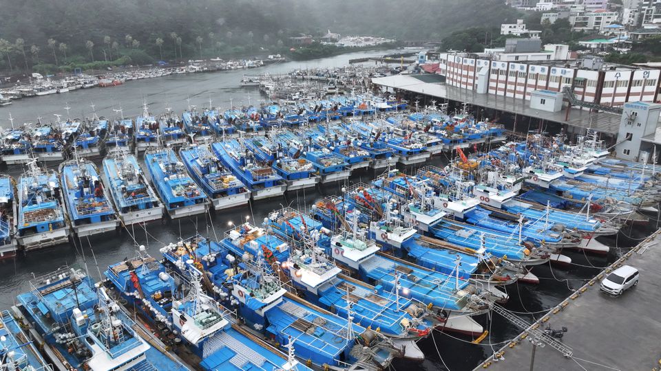 Thuyền đánh cá neo đậu tại một cảng ở Seogwipo (đảo Jeju, Hàn Quốc). (Ảnh: Reuters)