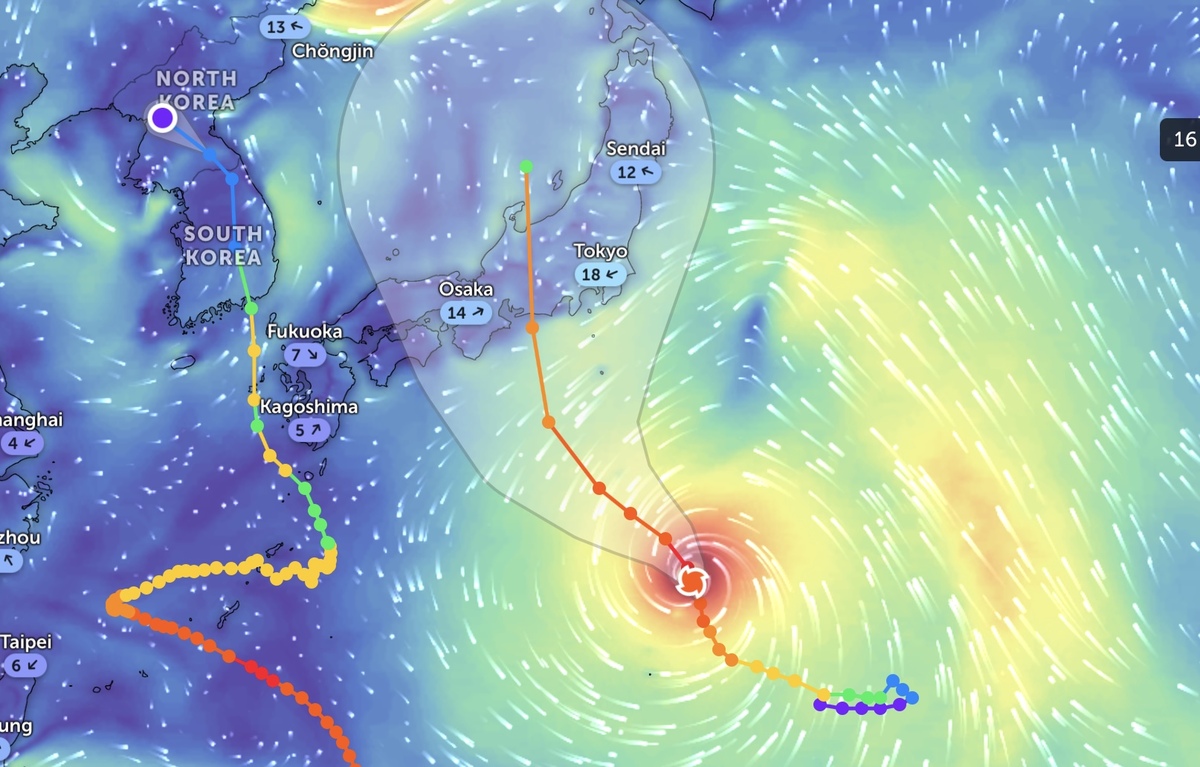 Đường đi của bão Khanun sẽ chịu ảnh hưởng của bão Lan.