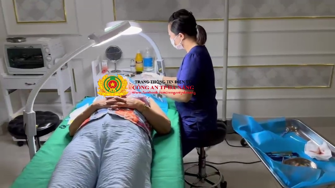 Tại thời điểm kiểm tra, phát hiện nhân viên cơ sở Thẩm mỹ Kangzin đang phẫu thuật làm đẹp cho khách hàng. (Ảnh: CA TP Đà Nẵng)
