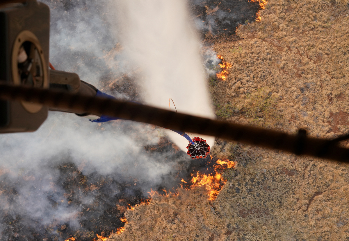 Hình ảnh từ trực thăng chữa cháy.