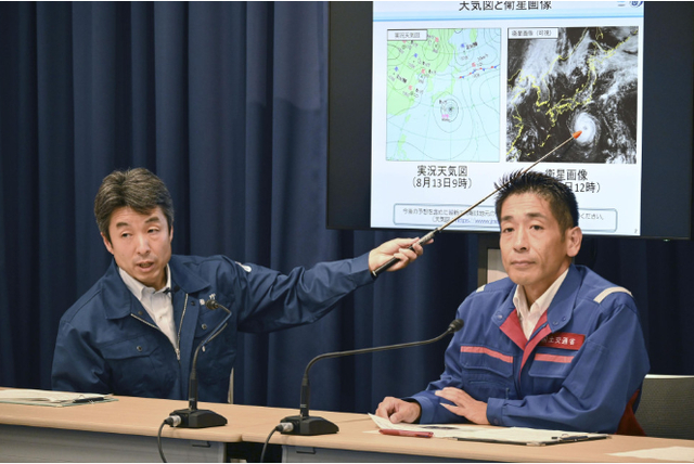 Ông Shuichi Tachihara (trái) thuộc JMA phát biểu về cơn bão Lan, cơn bão thứ 7 của năm, tại Tokyo hôm 13/8.(Ảnh: Kyodo)