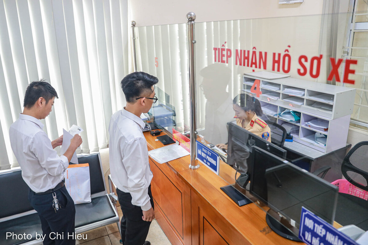 Biển số định danh là biển số có ký hiệu, seri biển số, kích thước của chữ và số, màu biển số theo quy định tại Thông tư 24/2023/TT-BCA . Đối với chủ xe là công dân Việt Nam thì biển số xe được quản lý theo số định danh cá nhân.