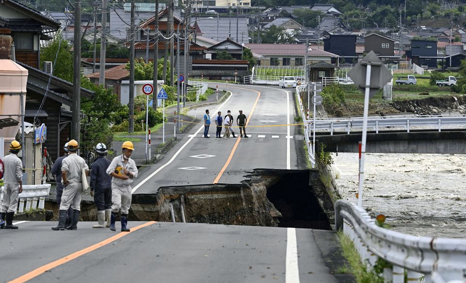 Một cây cầu bắc qua sông Saji ở tỉnh Tottori bị sập sau khi cơn bão Lan đổ bộ vào khu vực này.
