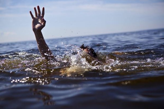 Khi bơi ra cứu con gái thứ 2 thì ông bị kiệt sức, nước cuốn trôi dẫn đến tử vong. (Ảnh minh họa)
