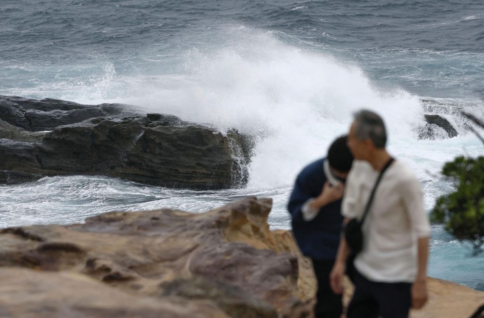 Sóng lớn đánh vào bờ biển Senjojiki thuộc thị trấn Shirahama (tỉnh Wakayama).