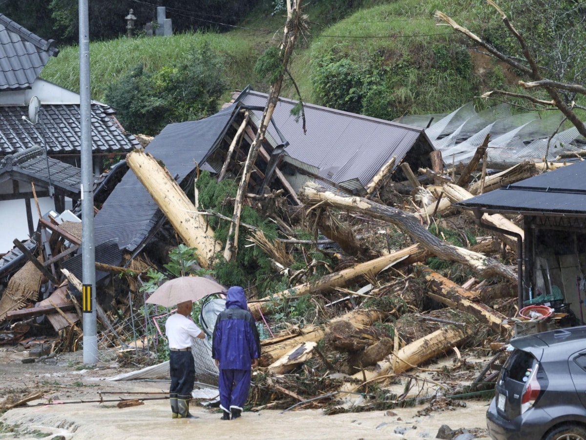 Nhà cửa bị hư hại sau trận lở đất do mưa lớn tại Ayabe (tỉnh Kyoto, miền Tây Nhật Bản).