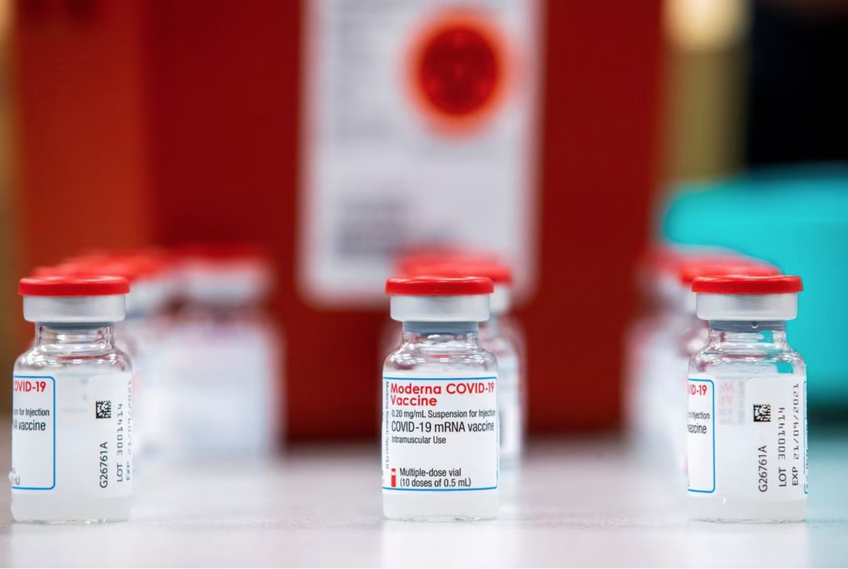 Các lọ vắc-xin Moderna COVID-19 được nhìn thấy tại công ty dược phẩm Apotex khi phòng khám vắc-xin di động của Bệnh viện Humber River tiêm vắc-xin cho nhân viên như một phần của chiến dịch tiêm vắc-xin bệnh vi-rút corona (COVID-19), ở Toronto, Ontario, Canada ngày 13 tháng 4 năm 2021. Ảnh REUTERS/ Carlos Osorio