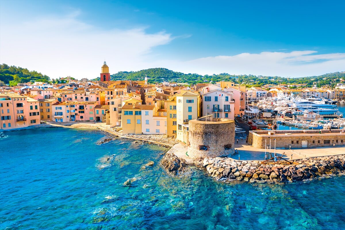 Saint - Tropez là một địa điểm du lịch nổi tiếng của những người giàu có.