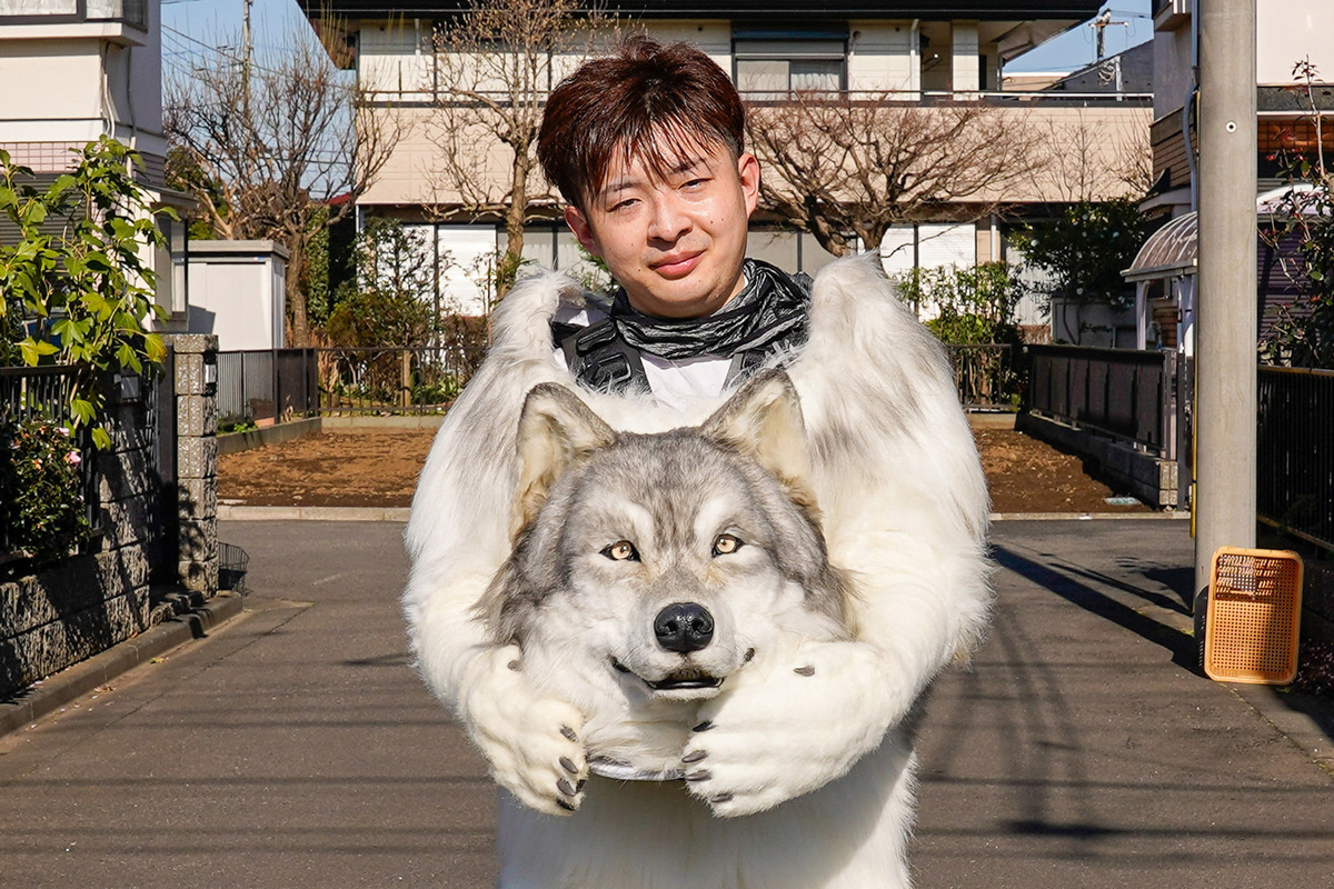 'Về mặt tinh thần và tâm lý, tôi xác định mình là một con sói, nhưng tôi biết mình là con người. Tôi đi bằng hai chân, tôi có một công việc, tôi có một sự nghiệp. Đối tác của tôi là con người', anh Ōkami chia sẻ.