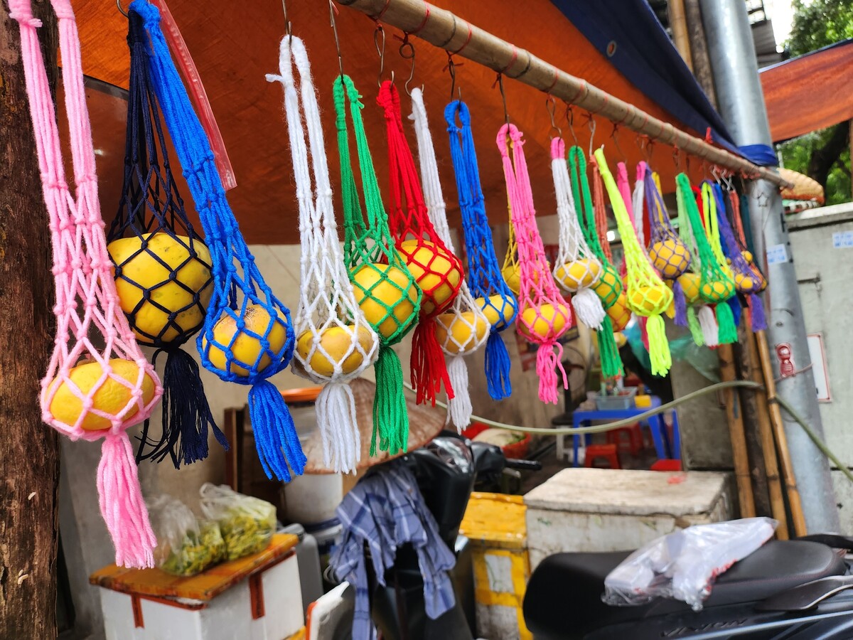 Trái thị mùa thu trong chiếc giỏ đan tay màu sắc hút khách mua.