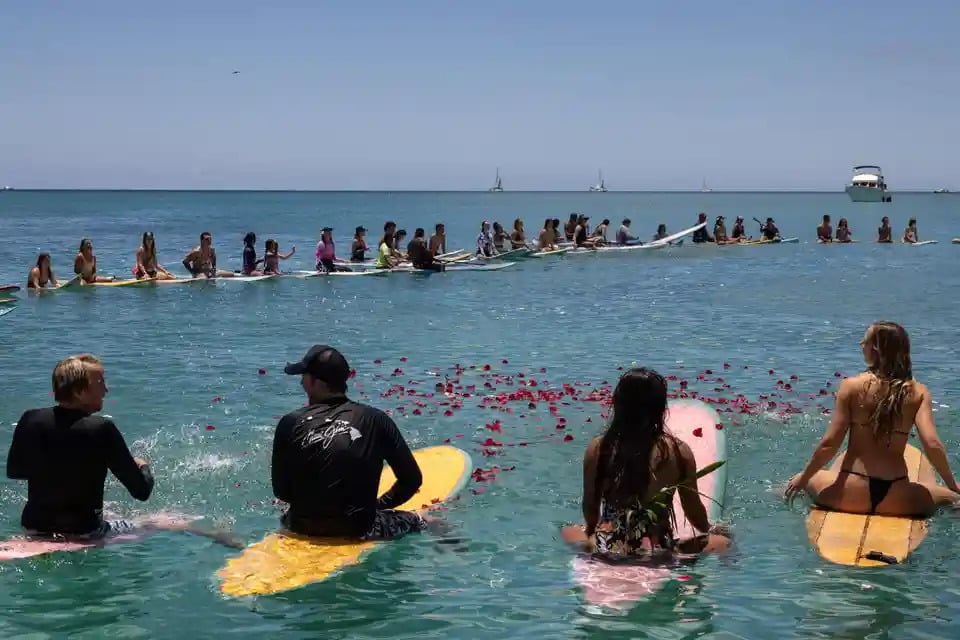 Những người tham gia lướt sóng trong một hoạt động vì cộng đồng tại bãi biển Kuhio (Honolulu, Hawaii). (Ảnh: Yuki Iwamura/AFP/Getty Images)
