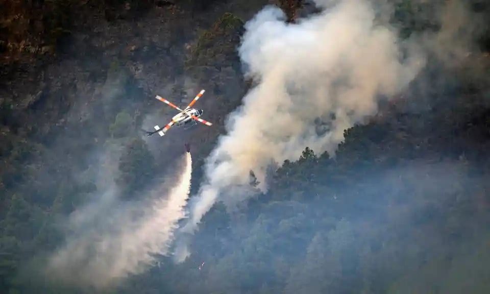 Máy bay trực thăng tham gia dập tắt đám cháy rừng ở đảo Tenerife (quần đảo Canary, Tây Ban Nha). (Ảnh: Arturo Rodriguez/AP)