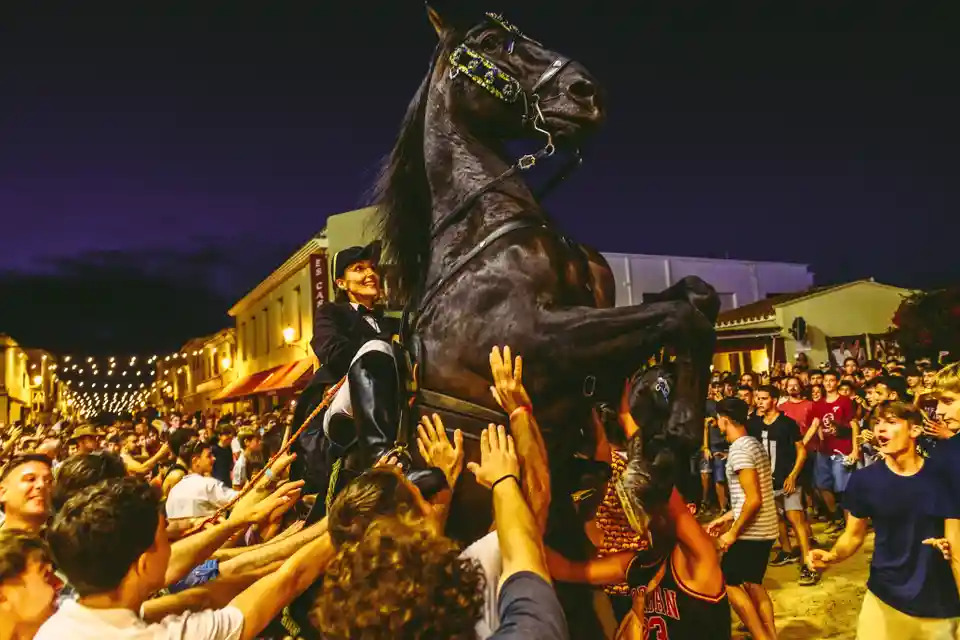 Chú ngựa nhảy chồm lên trong lễ hội phi ngựa truyền thống ở Tây Ban Nha. (Ảnh: Matthias Oesterle/Shutterstock)