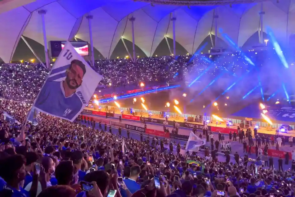 Khán giả vẫy lá cờ có hình ảnh tiền đạo Neymar tại Sân vận động Quốc tế King Fahd (Riyadh, Ả Rập Saudi). (Ảnh: Haitham El - Tabei/AFP/Getty Images)