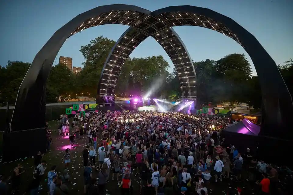 Nhiều bạn trẻ có mặt tại sự kiện âm nhạc điện tử Field Day ở Công viên Victoria (London, Vương quốc Anh). (Ảnh: David Levene/The Guardian)