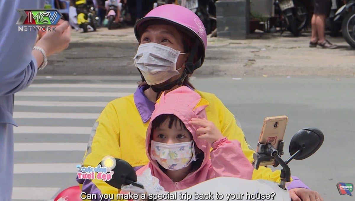 Mỗi ngày chị Trang đều chở con gái đi chạy xe ôm công nghệ đến tận khuya.