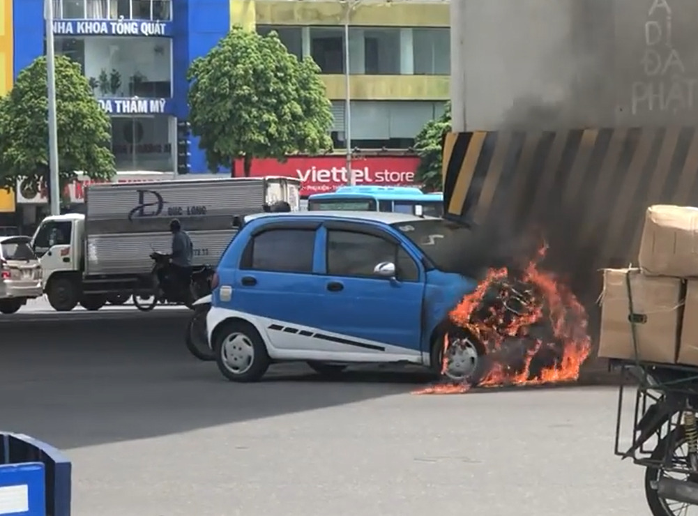 Hình ảnh chiếc xe bị bốc cháy. (Ảnh cắt từ clip)