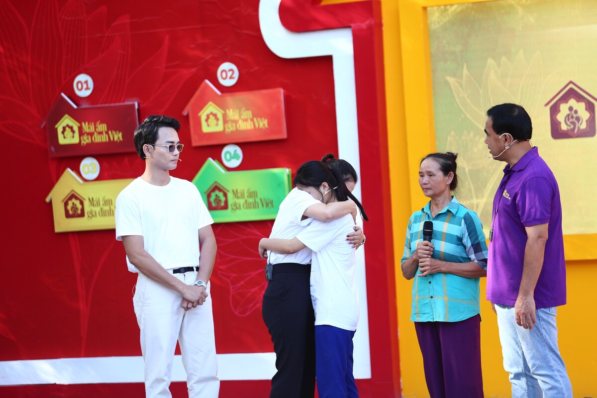 Linh Hương ôm chầm lấy Kiều Trang vì quá thương cảm trước hoàn cảnh khó khăn của cô bé.