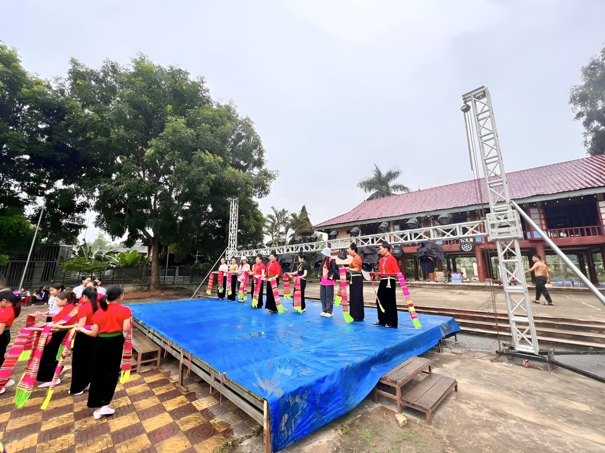 Hình ảnh ê-kíp 'Hành trình rực rỡ' đang chuẩn bị sân khấu tại một xã thuộc huyện Mù Cang Chải được chia sẻ trên mạng xã hội.