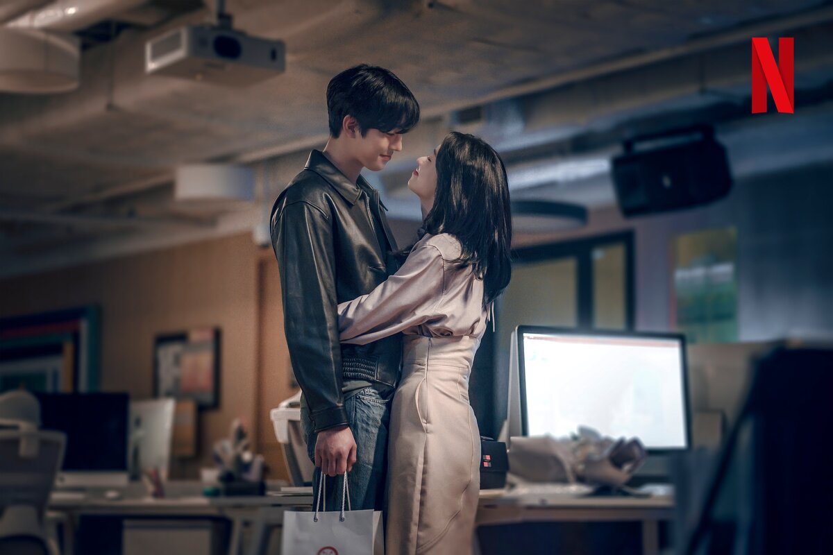 Ahn Hyo Seop, Jeon Yeo Bin bị khán giả chê về ngoại hình không hợp với dòng phim thanh xuân vườn trường. Ảnh: Netflix