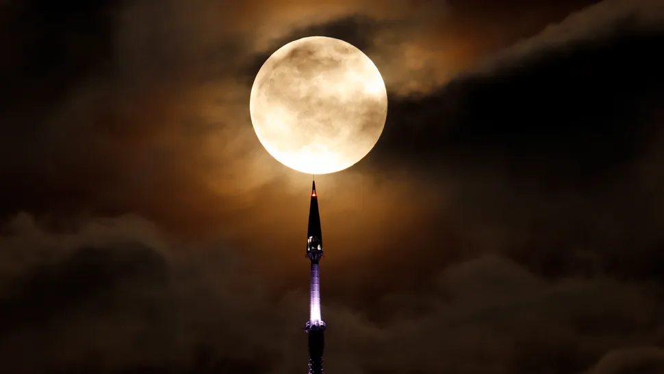 Trăng tròn trùng với siêu trăng mọc ở New York (Mỹ). (Ảnh: Gary Hershorn/Getty Images)