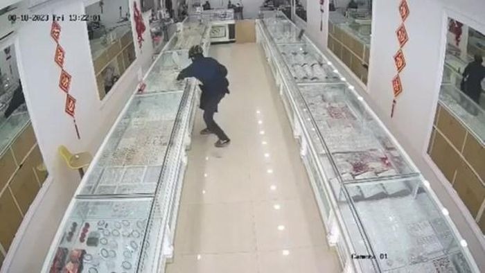 Hình ảnh nghi phạm cướp tại tiệm vàng Phương Liên.