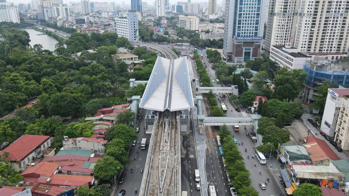 Theo MRB, tính đến thời điểm hiện tại, tiến độ thi công đoạn trên cao tuyến đường sắt đô thị Nhổn - Ga Hà Nội đạt 99,5%. Các công tác xây dựng và lắp đặt thiết bị tại 8 ga trên cao của dự án đã hoàn tất.