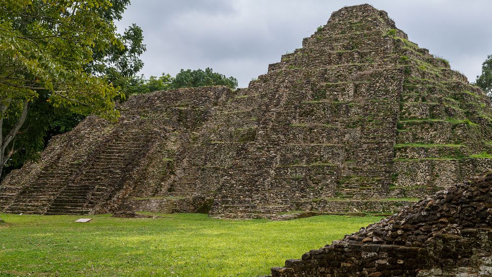 Kim tự tháp đôi khổng lồ ở tàn tích thành cổ Maya (Moral - Reforma, Mexico). (Ảnh: INAH)