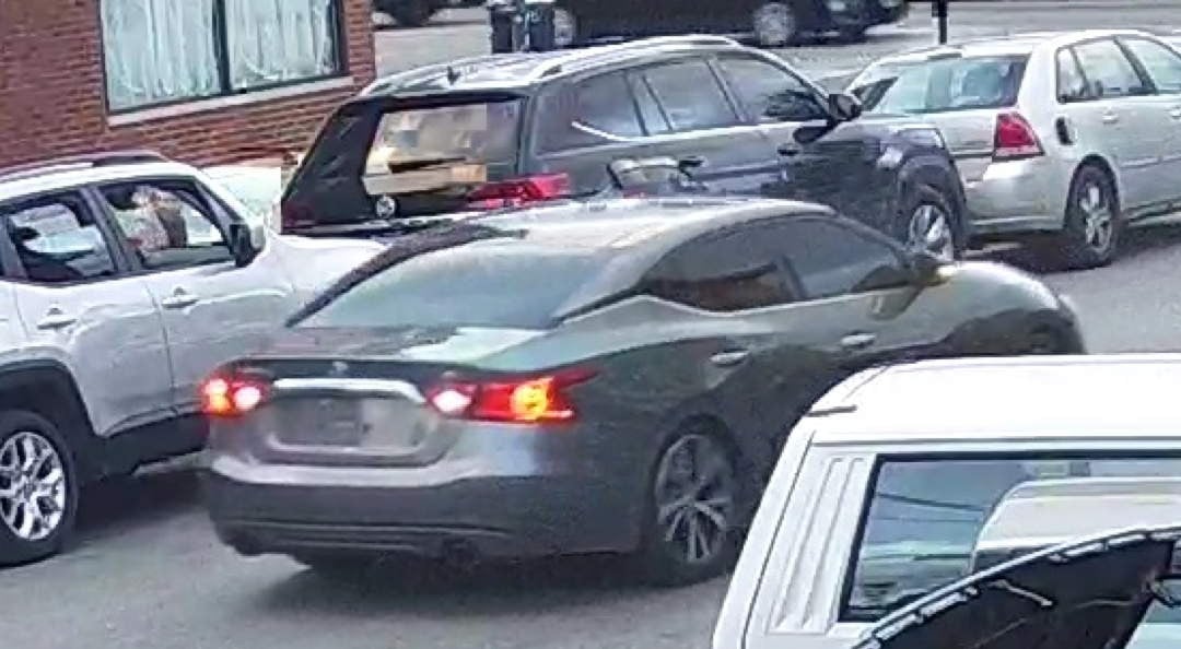 Chiếc sedan màu xám mà 3 kẻ cướp dùng để bỏ trốn khỏi hiện trường. (Ảnh: CWB Chicago)