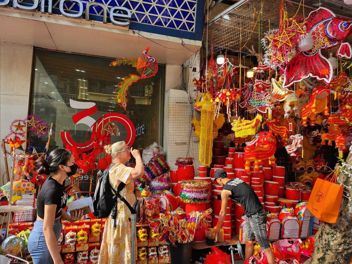 Không chỉ là nơi mua sắm những món quà truyền thống, phố Hàng Mã còn trở thành điểm đến của giới trẻ đến chụp ảnh, nơi khách nước ngoài tới tham quan, dạo chơi. Ảnh Trịnh Anh