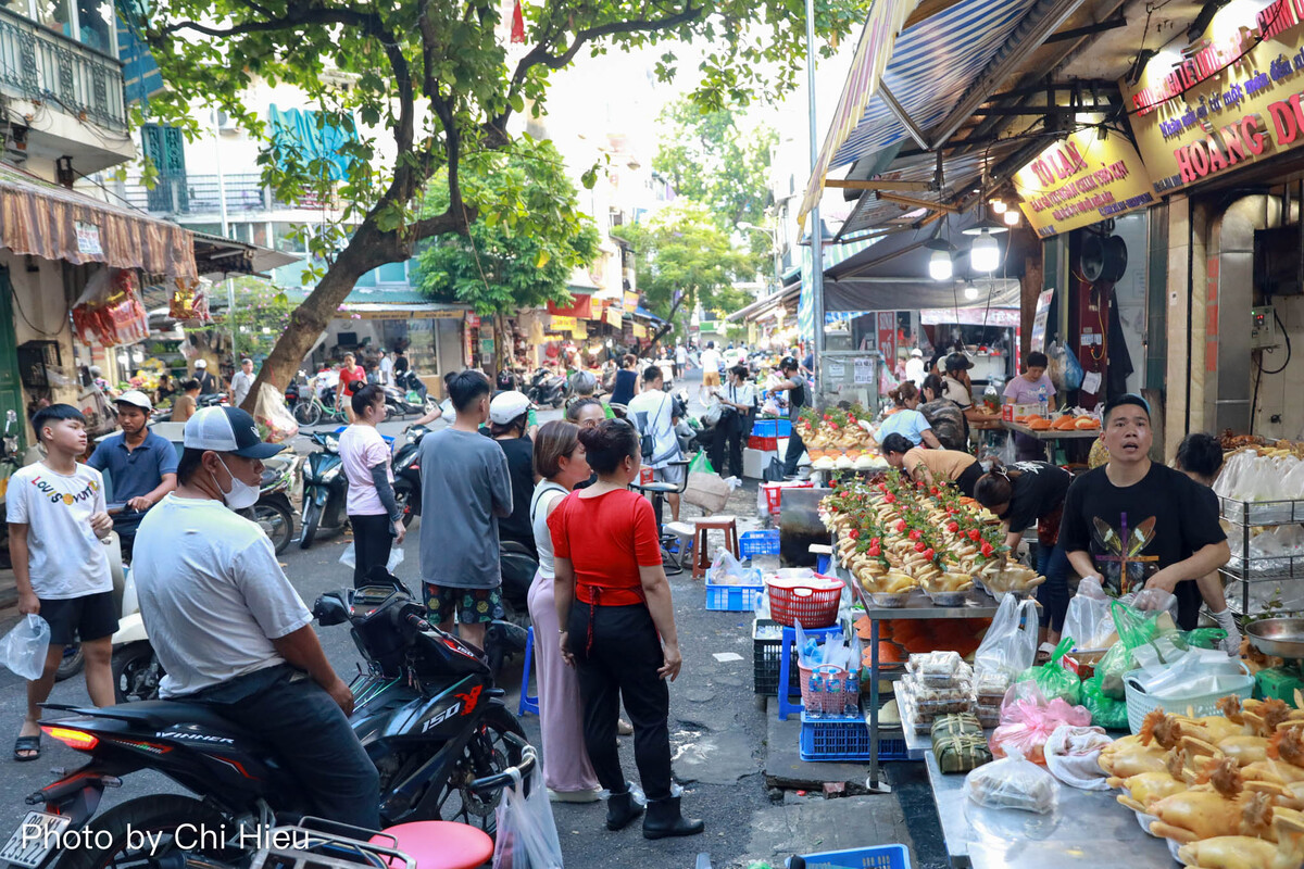 Ngay từ sáng sớm ngày Rằm tháng 7 (30/8), nhiều người đã tìm đến chợ Hàng Bè (quận Hoàn Kiếm, TP Hà Nội) để mua gà, xôi, giò... để chuẩn bị cho mâm cỗ cúng.