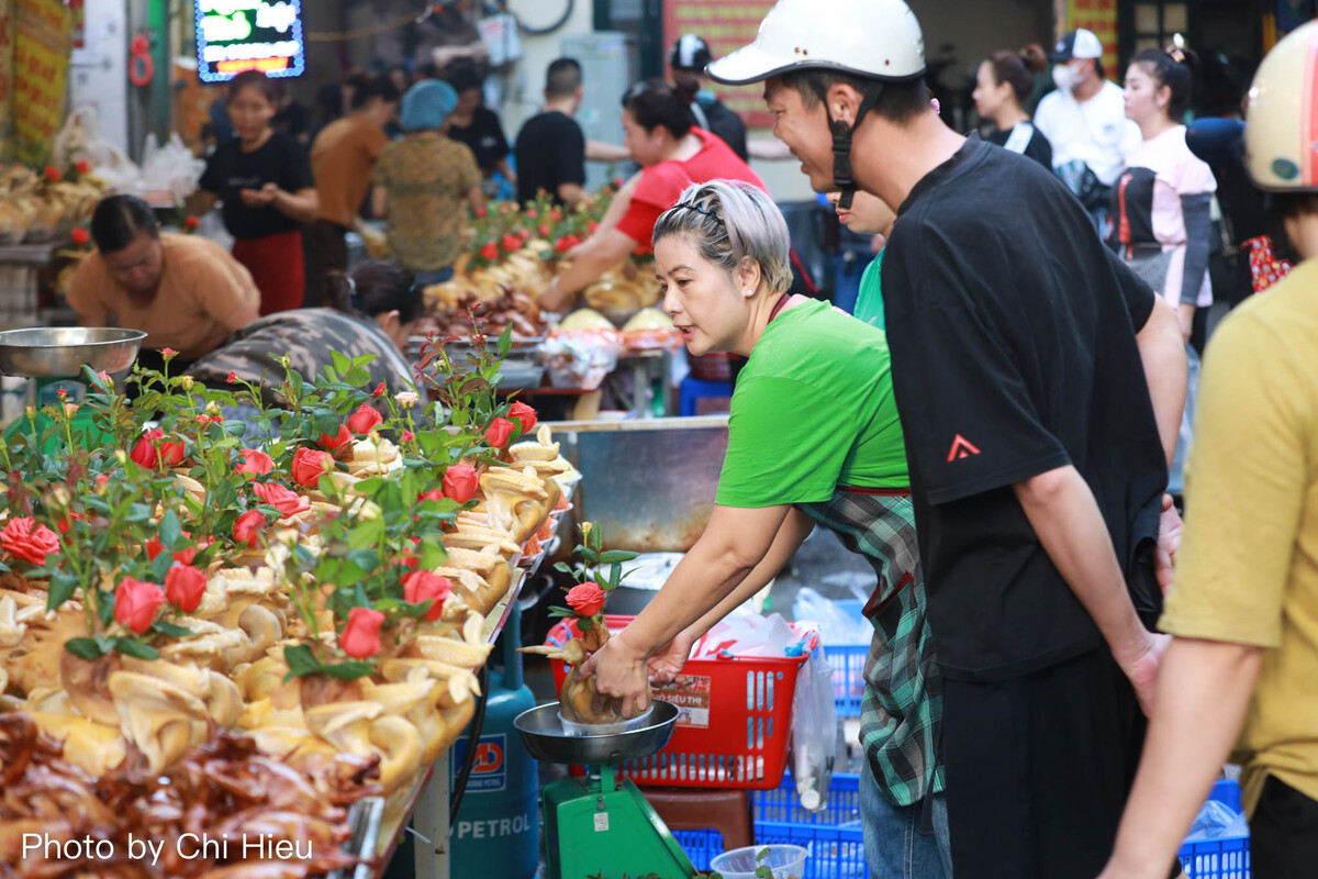 Gà luộc là một trong những món được bán chạy nhất tại khu chợ này, khách hàng có thể đến tận nơi hoặc có người giao đến tận nhà.