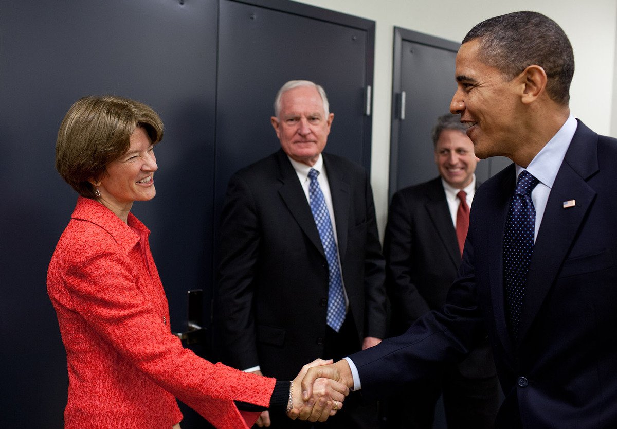 Cựu tổng thống Mỹ Barack Obama bắt tay bà Sally Ride trong một sự kiện năm 2012.