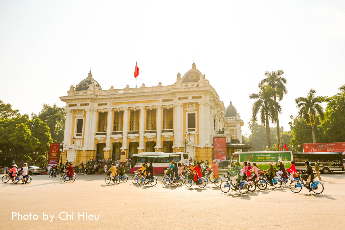 Theo đó, người tham gia diễu hành sẽ mặc áo dài truyền thống đạp xe qua các tuyến phố, những điểm di tích lịch sử - di sản của Hà Nội.