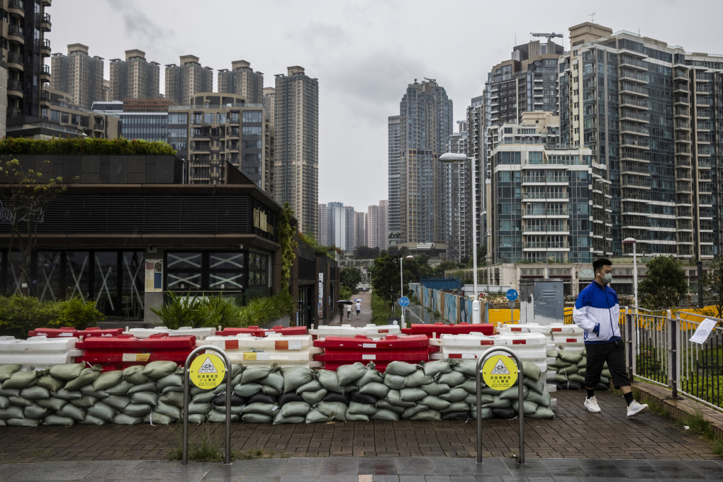 Bao cát ngăn lũ ở khu vực Tseung Kwan O (Hồng Kông) ngày 1/9. (Ảnh: AFP)