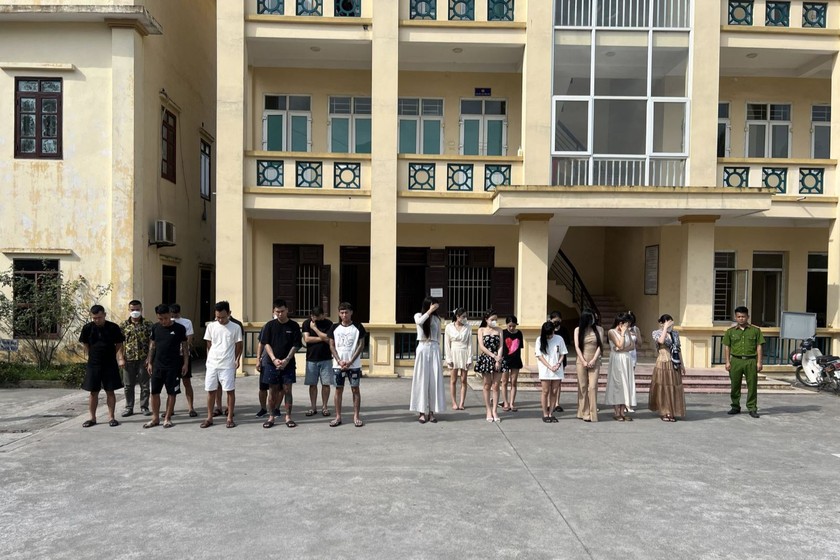 Nhóm nam nữ 'bay lắc' tại nhà nghỉ Rolex (Hưng Yên) được đưa về cơ quan công an. (Ảnh: Công an tỉnh Hưng Yên)