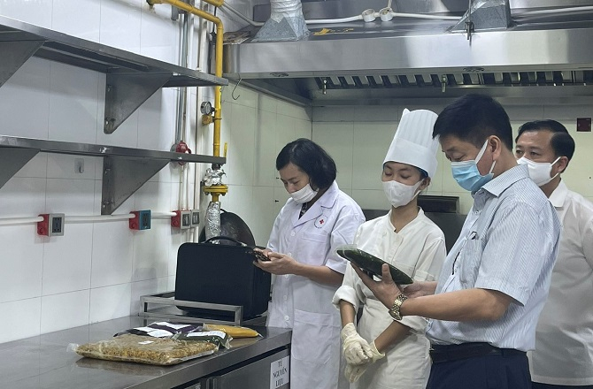 Kiểm tra nguồn gốc của nguyên liệu đưa vào sản xuất bánh trung thu tại một khách sạn trên địa bàn Hà Nội. (Ảnh: Sở Y Tế)