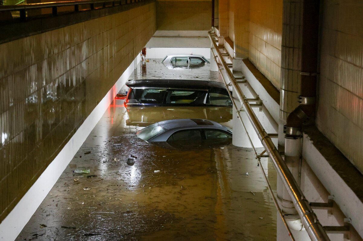 Các hầm để xe đều ngập trong nước. (Ảnh: Dickson Lee)